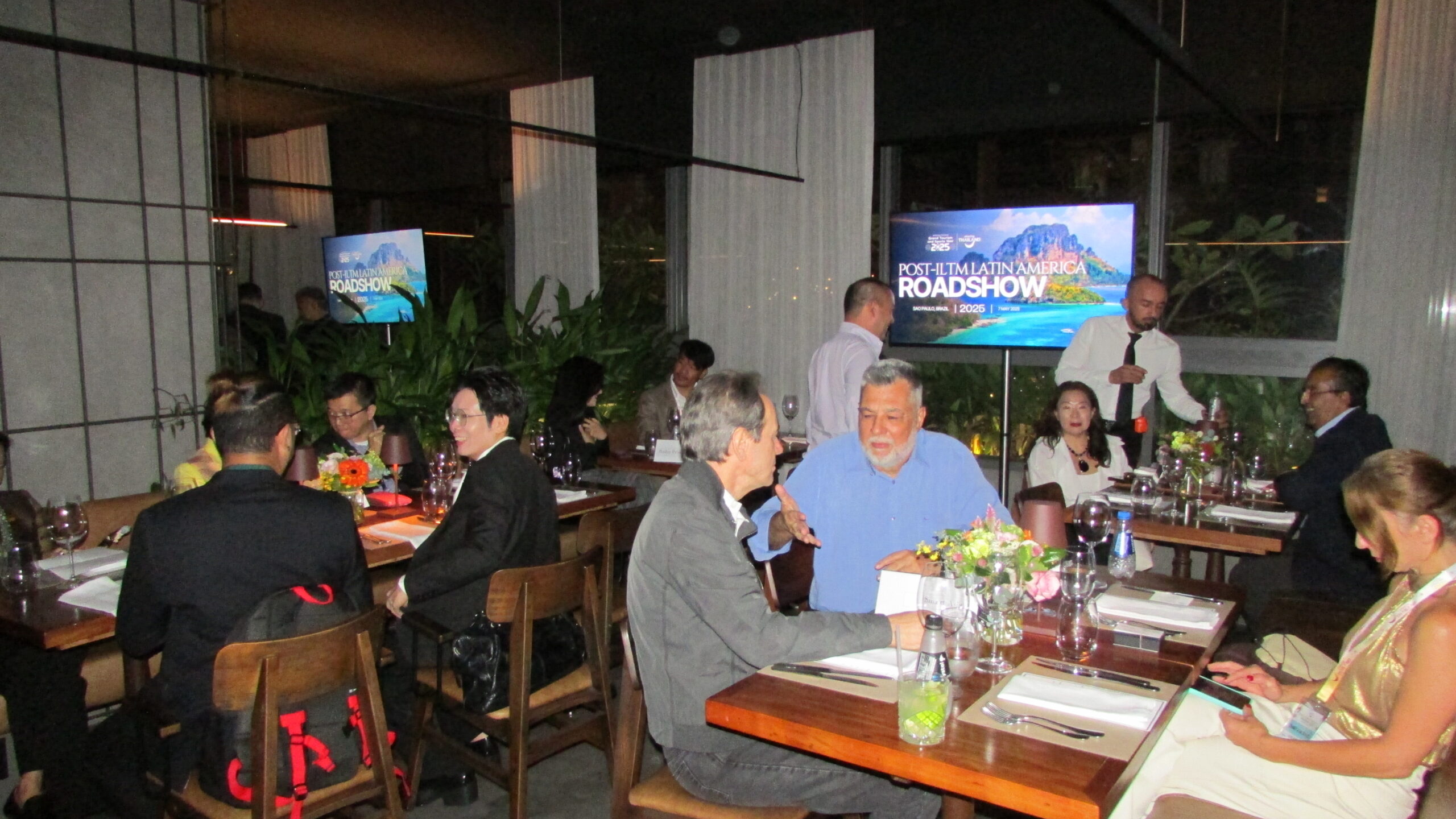 Jantar reuniu 46 agentes brasileiros e 12 fornecedores tailandeses em clima de celebração Jantar reuniu 46 agentes brasileiros e 12 fornecedores tailandeses em clima de celebração