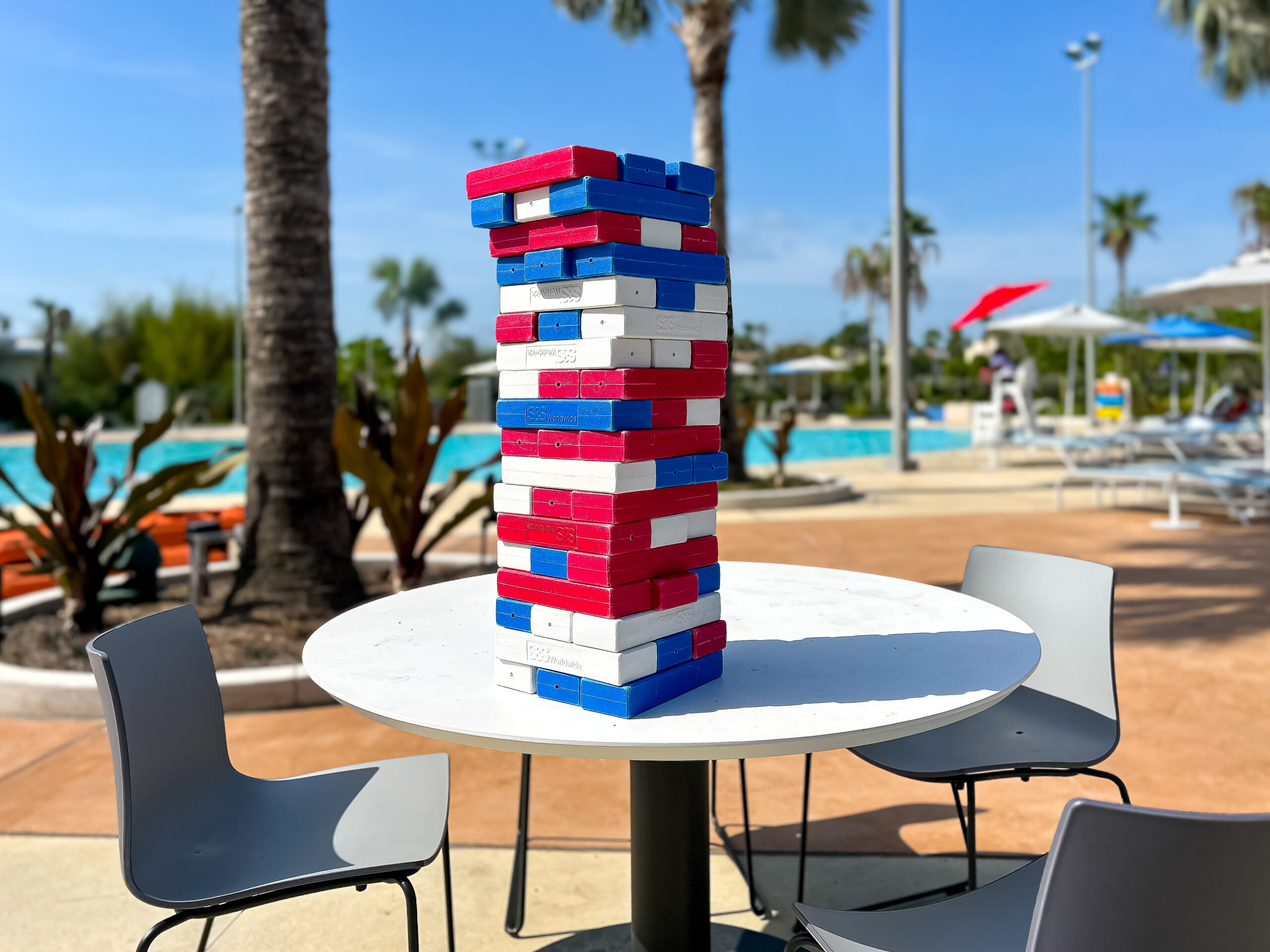 Jogos para grupos estão disponíveis na área da piscina