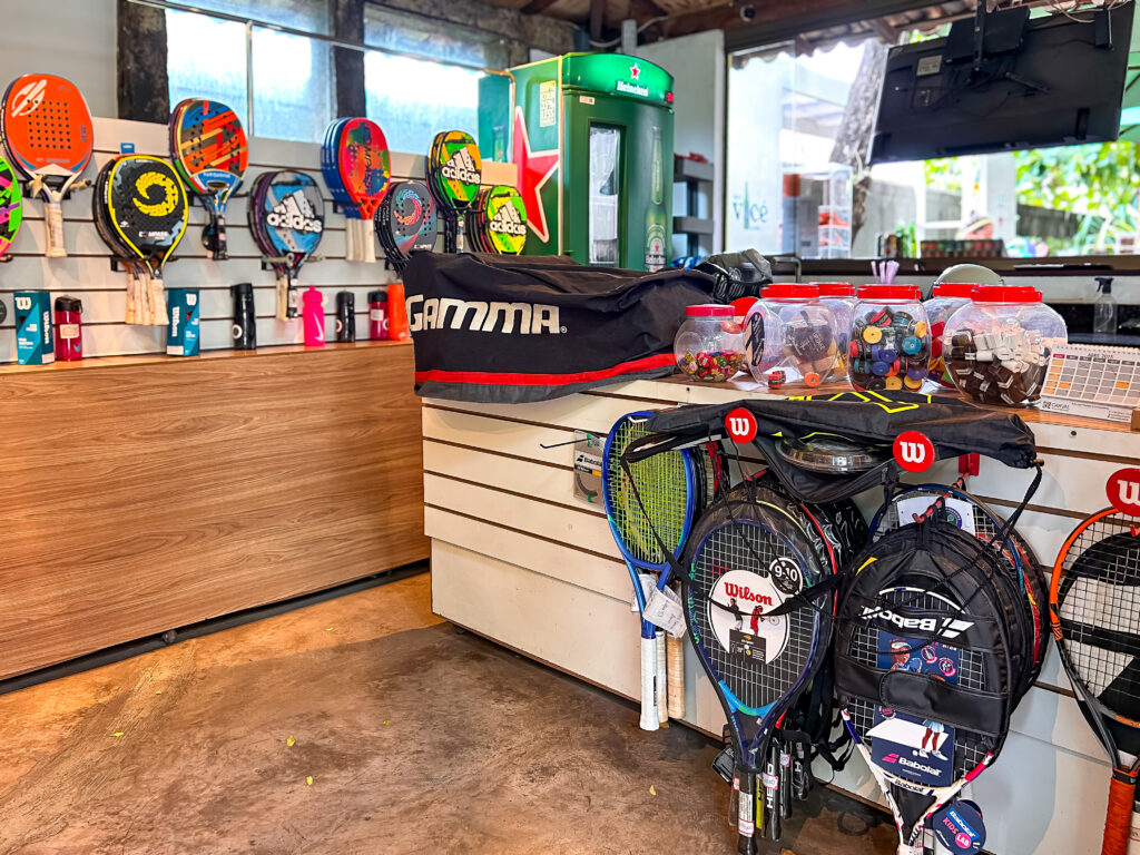 Loja de equipamentos de tennis no Ritz Lagoa da Anta