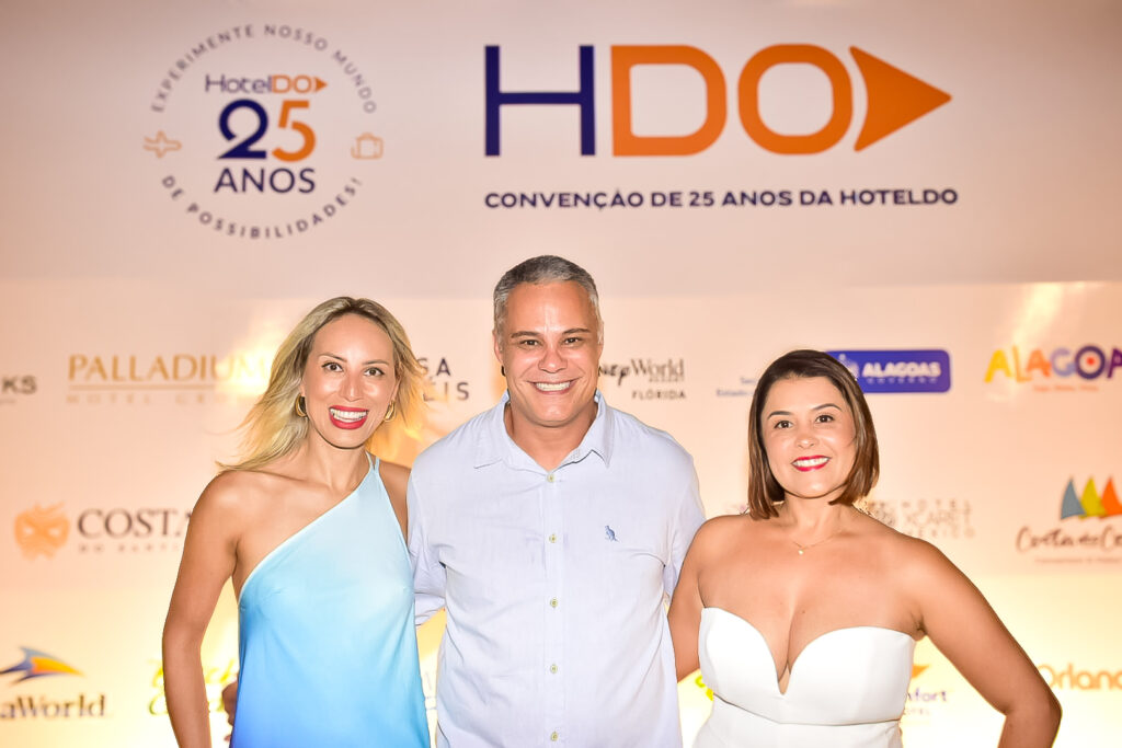 Márcio Nogueira, com Vanessa Prado e Herika Alves, do HotelDO