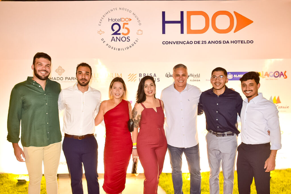 Marcio Nogueira, da HotelDO com parceiros na festa do Top Sellers
