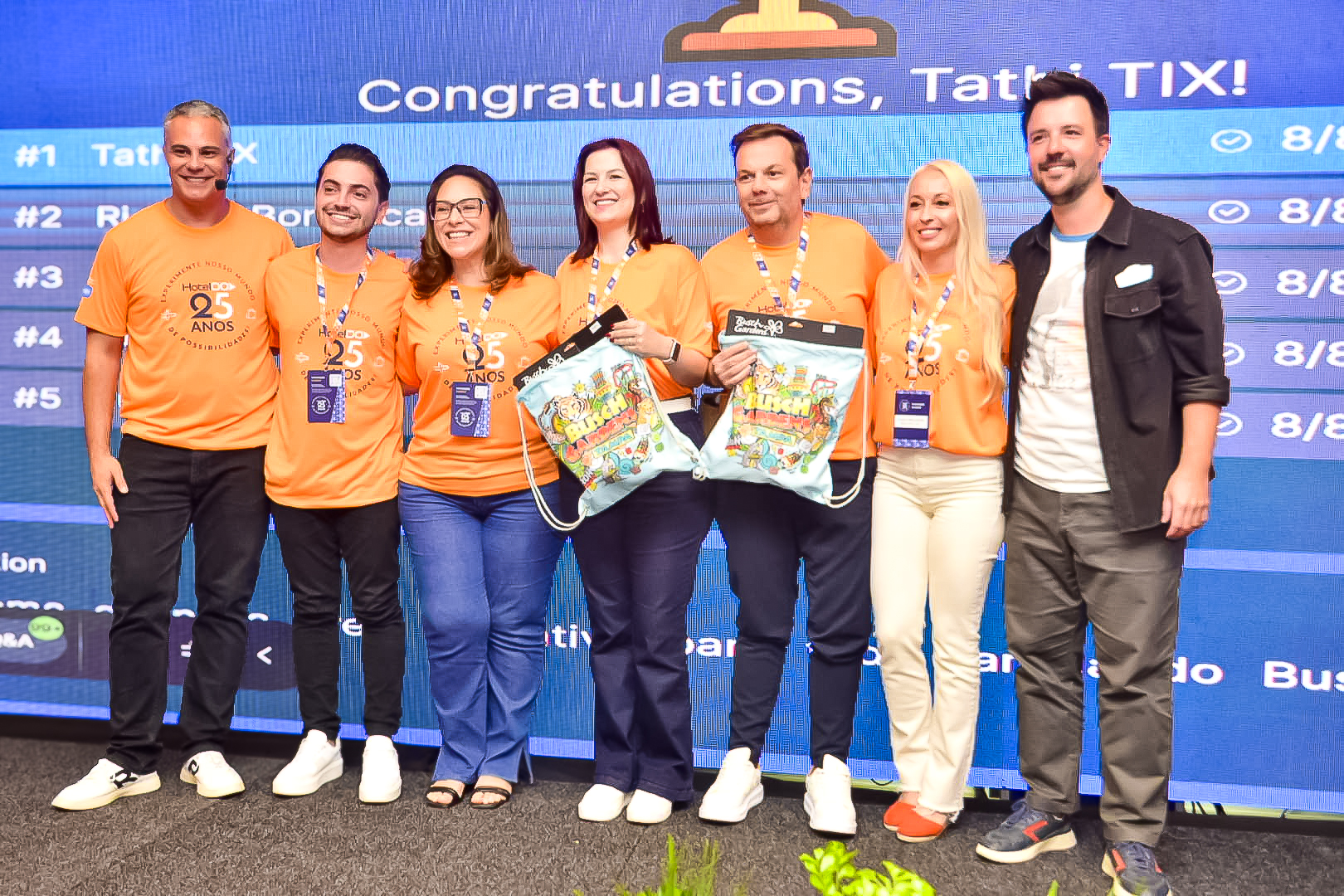 Márcio Nogueira, da HotelDO e Leonardo Fortes, da United Parks com os vencedores do quiz da United Parks