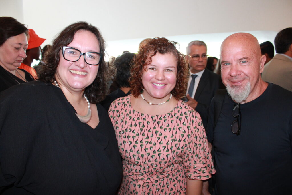 Mariana Aldrigui, com Evelyn Melo, da Embratur e Ricardo Freire, da Viagem na Viagem