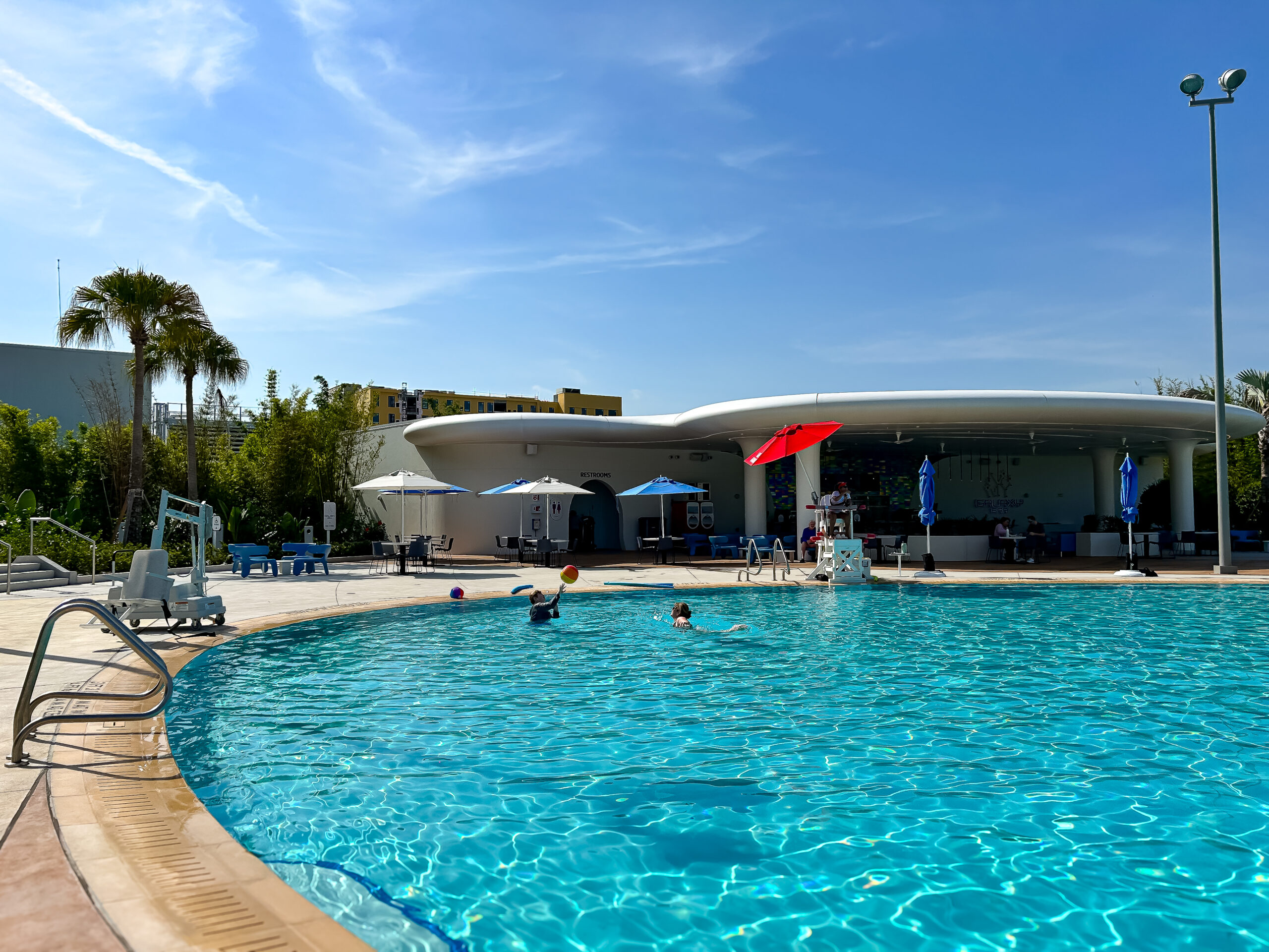 Na área da piscina há um bar ofertando snacks e bebidas