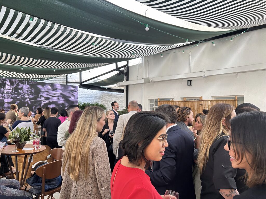 Networking e brindes marcaram o clima descontraído da noite na flagship do TTW Group, em São Paulo