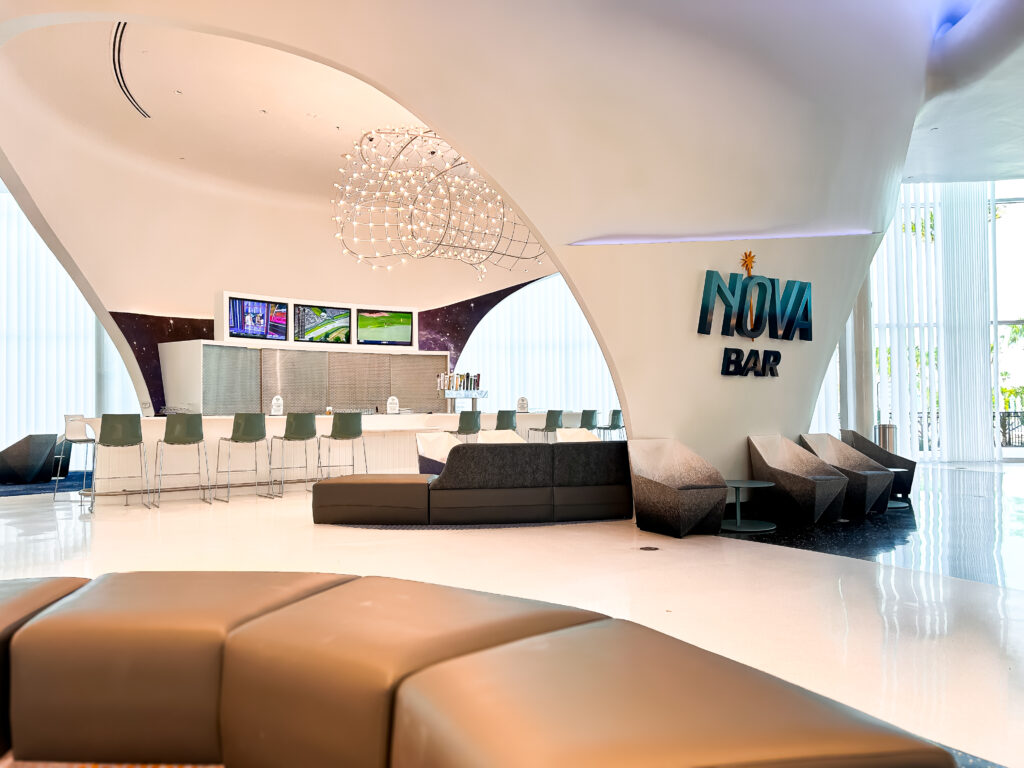 No lobby do Stella Nova há um bar que abre apenas a partir das 17h e é mais focado em esportes