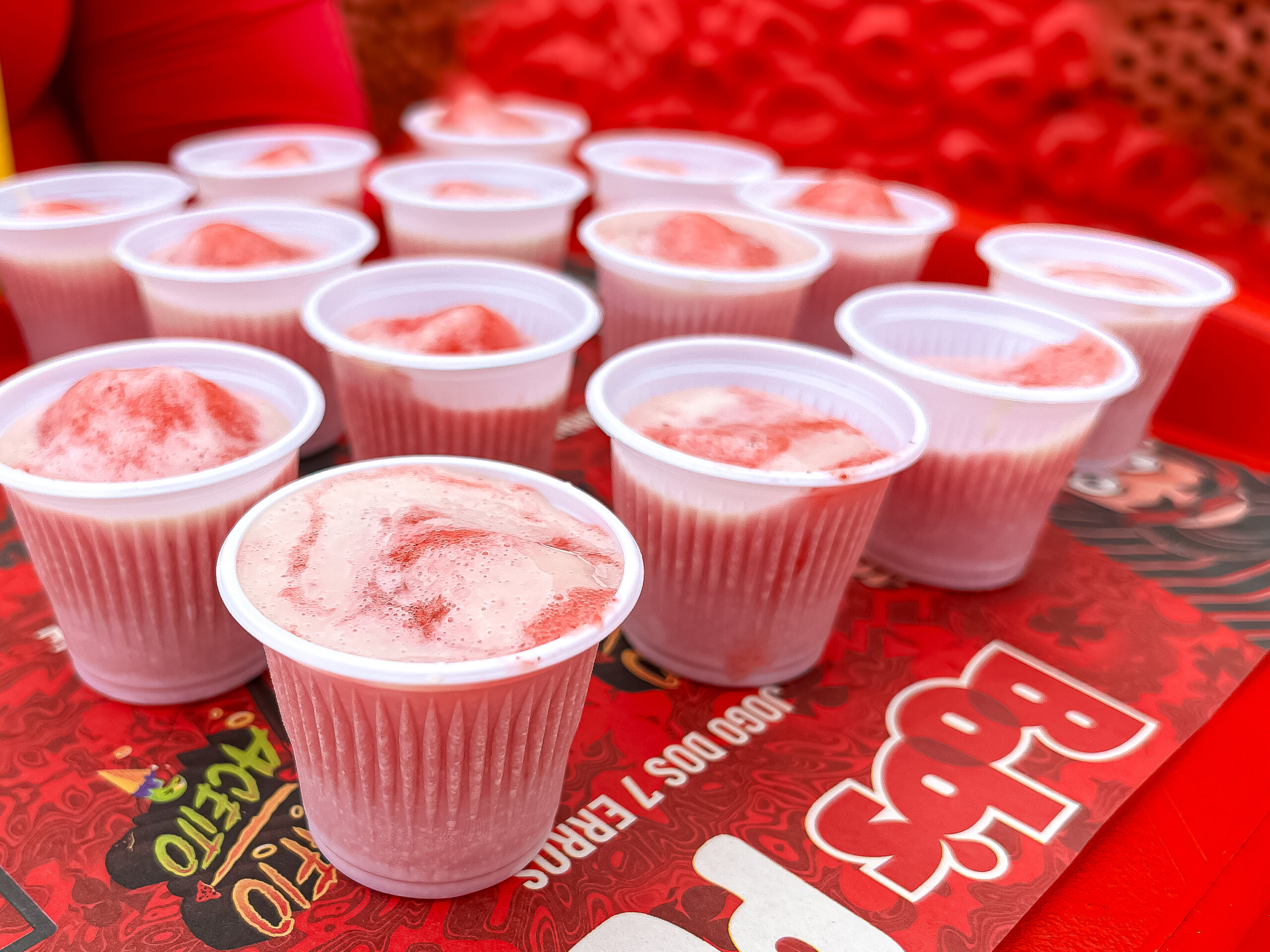 O Bobs ofereceu gelato de morango para os visitantes do parque O Bobs ofereceu gelato de morango para os visitantes do parque