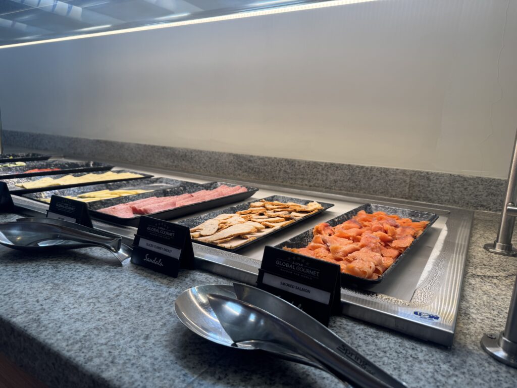 O buffet de café da manhã é completo com muitas opções