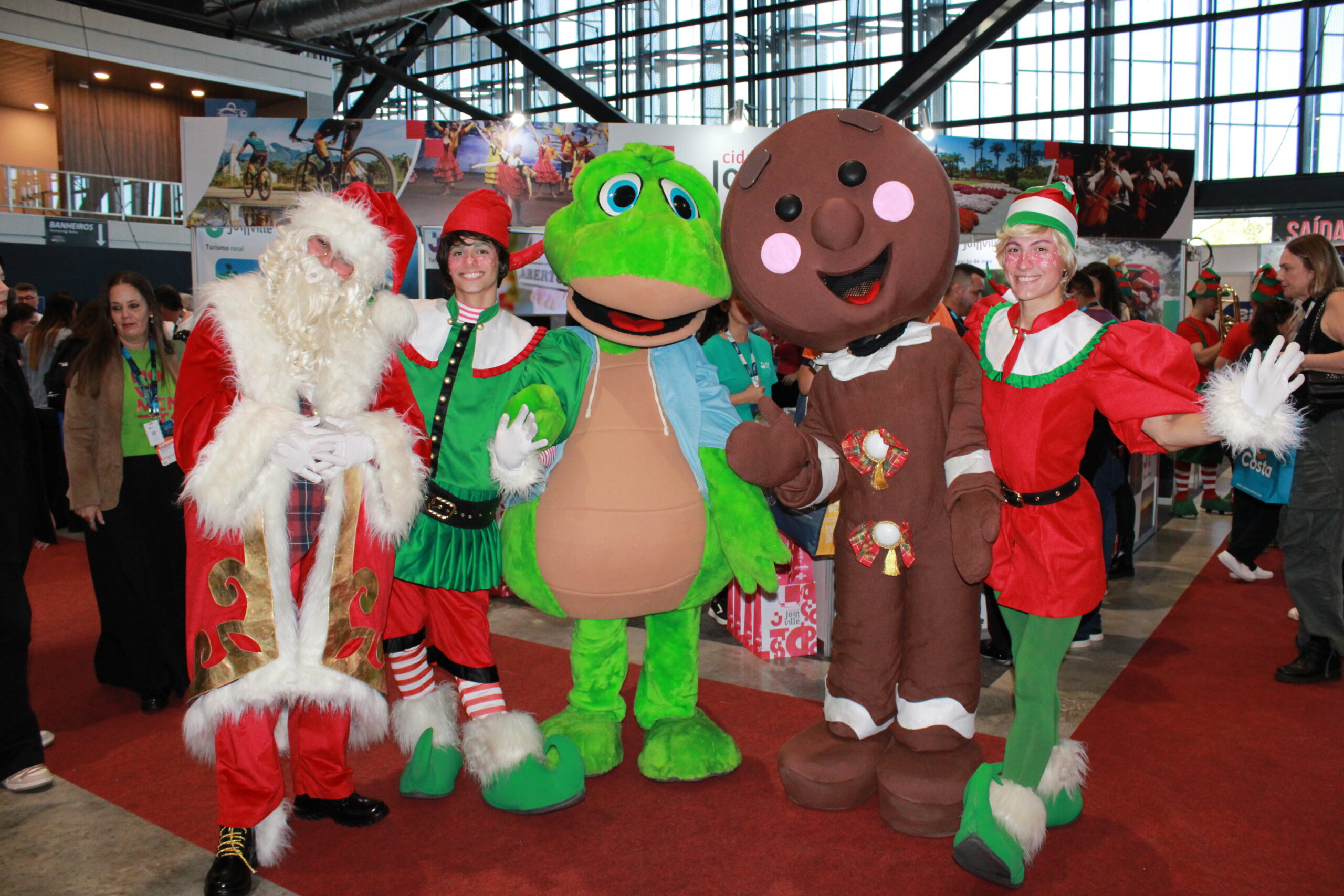 O calendário de Natal foi divulgado por Joinville com a presença de personagens da festividade O calendário de Natal foi divulgado por Joinville com a presença de personagens da festividade