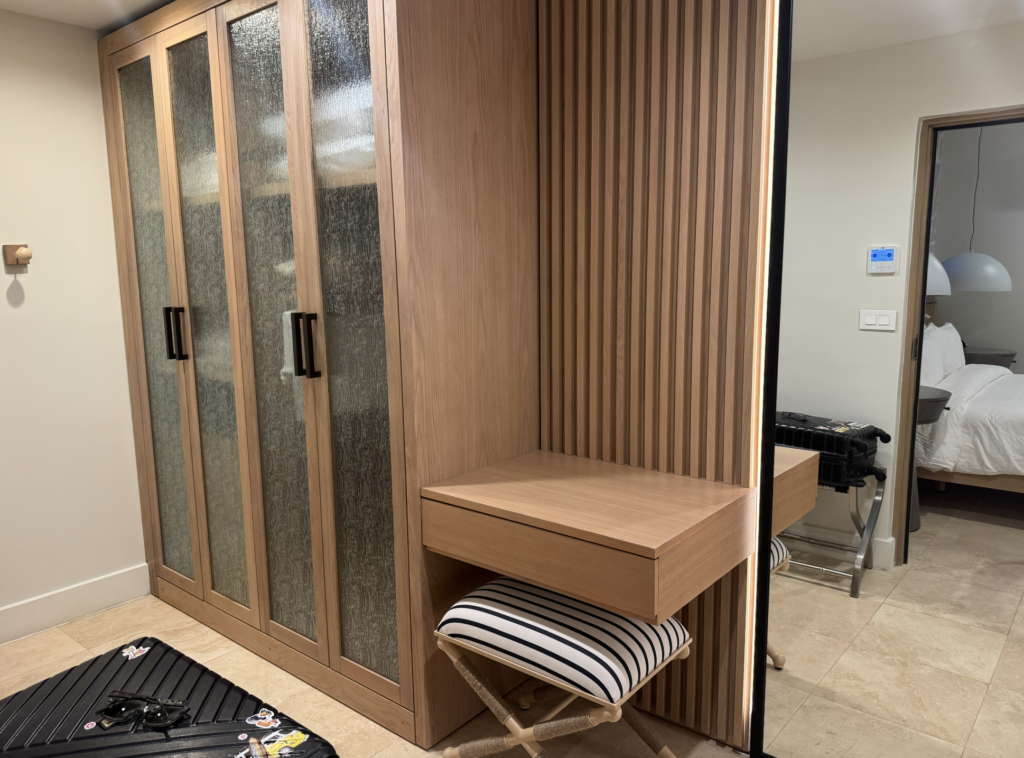 O closet é bem espaçoso com espelho, armário e lugar para se maquiar