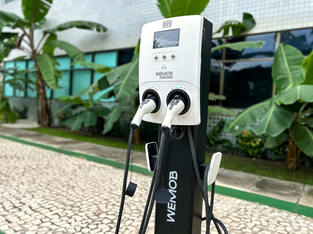 O hotel possui uma estação de carregamento para carros elétricos
