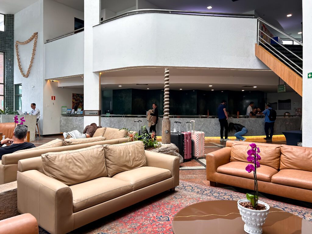O lobby do Ritz Lagoa da Anta é amplo e decorado para ser também um ponto de encontros