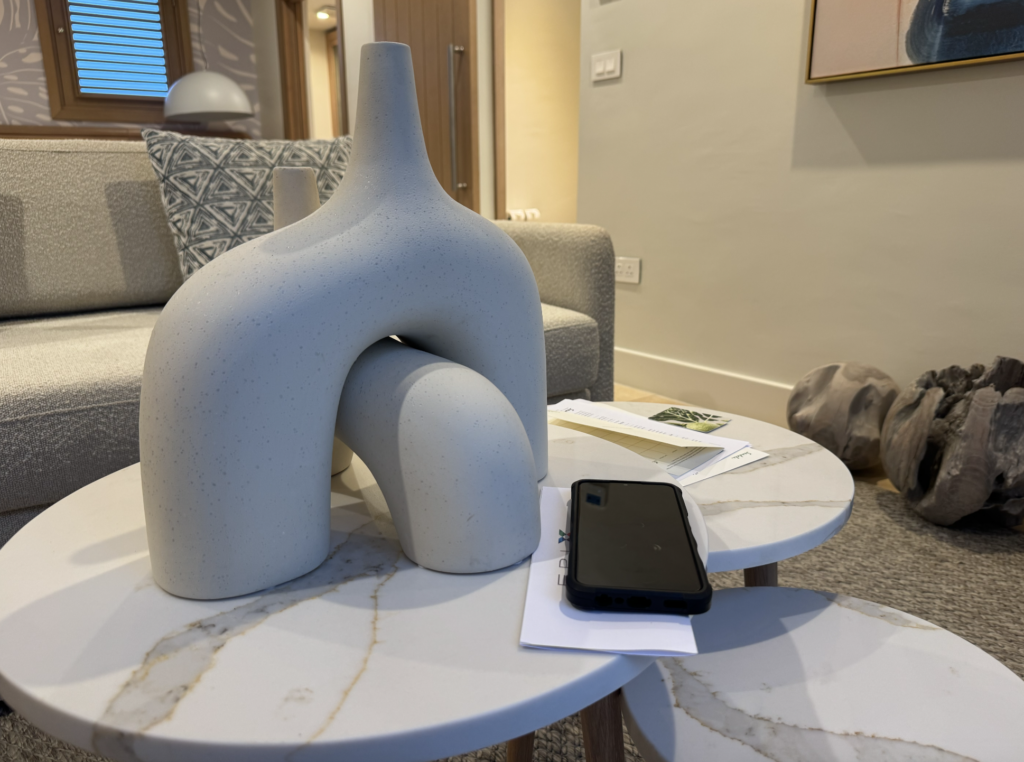 O quarto é pensado com decoração de alto padrão