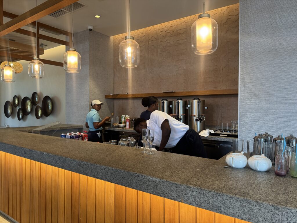 O resort tem várias opções de bebidas no café da manhã