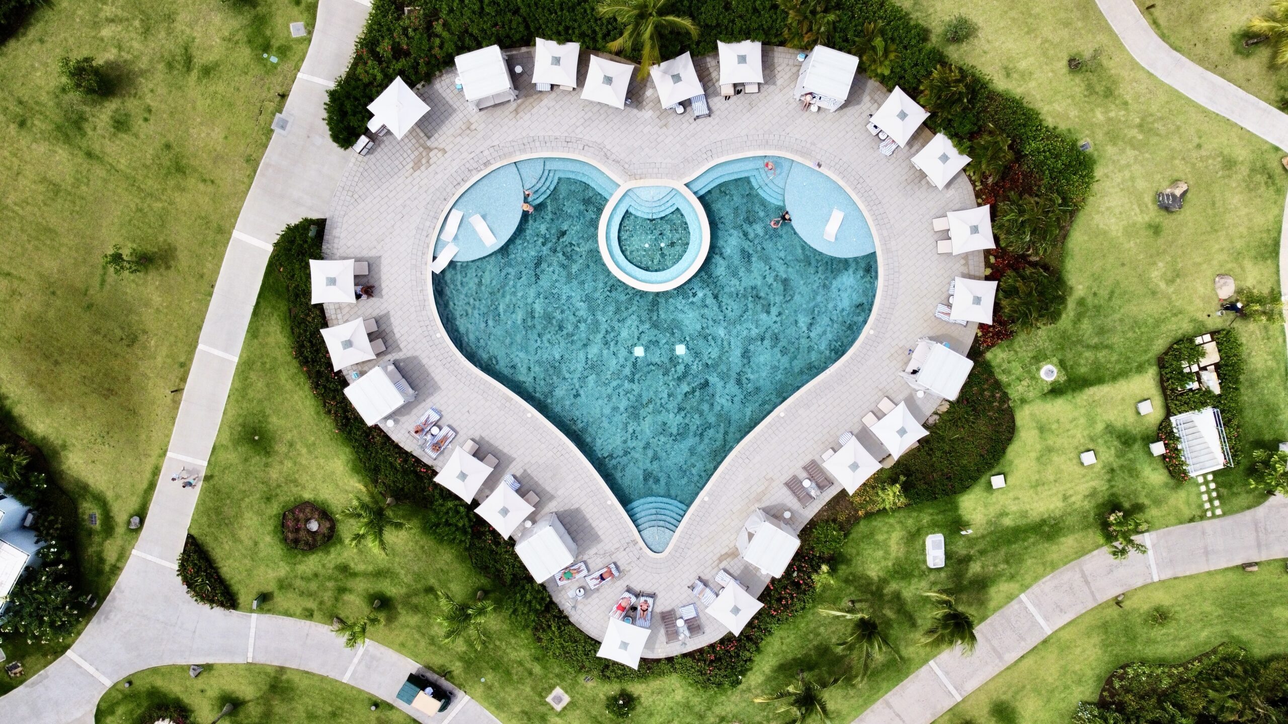 A piscina de coração é um dos destaques do resort A piscina de coração é um dos destaques do resort
