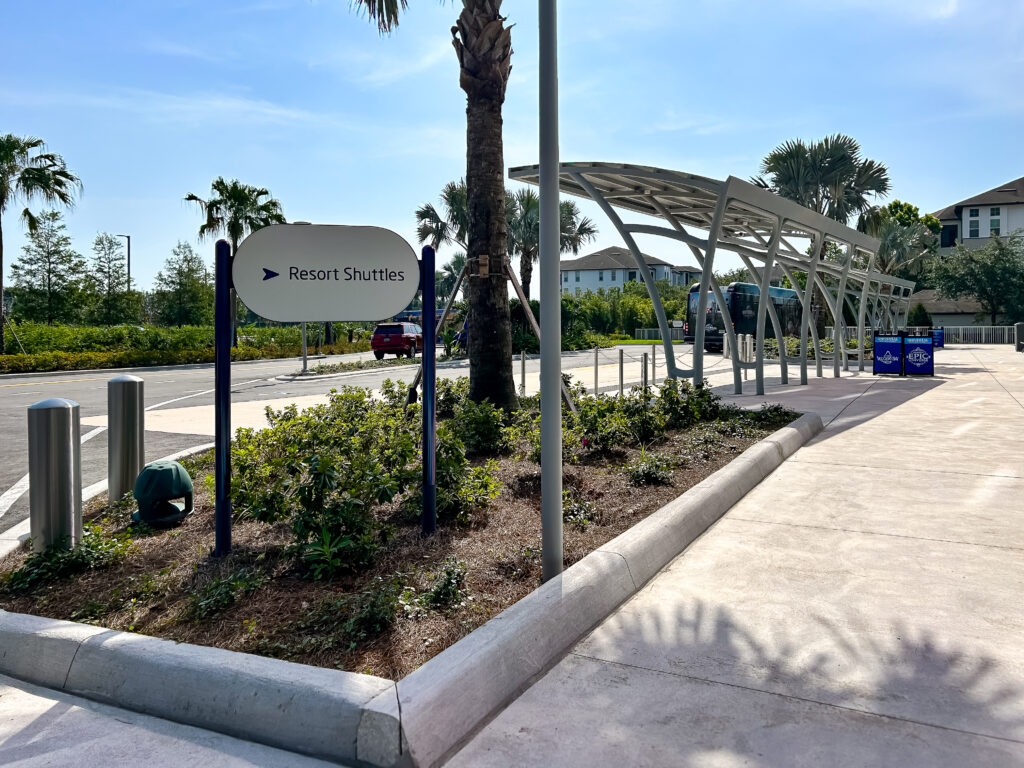 Os ônibus para os parques saem de um ponto logo ao lado da entrada do hotel