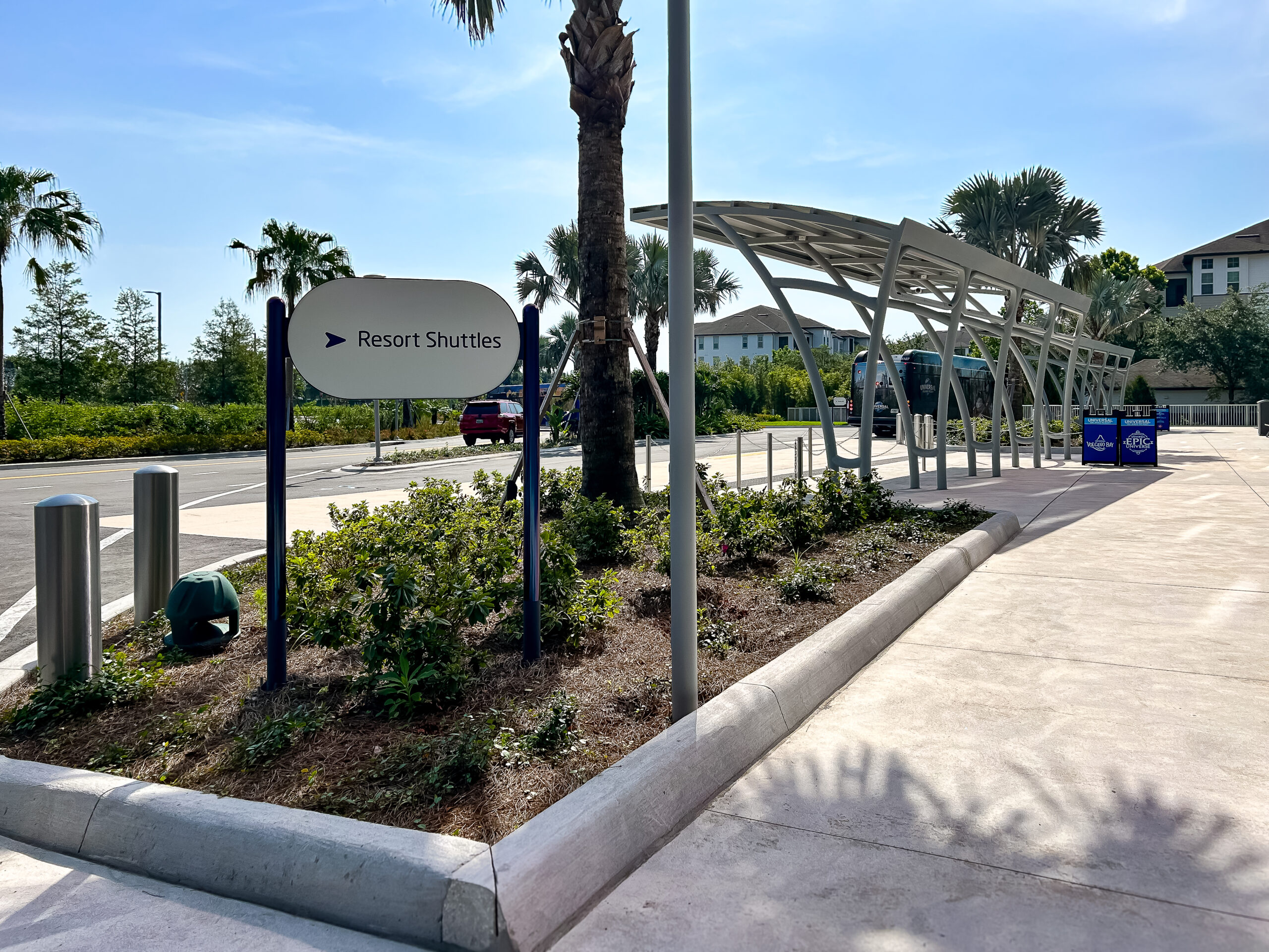 Os ônibus para os parques saem de um ponto logo ao lado da entrada do hotel