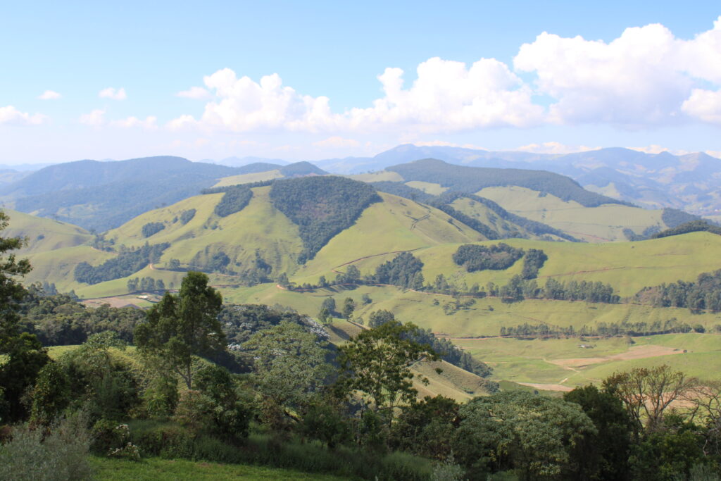 Paisagens fantásticas de curvas serranas da Mantiqueira