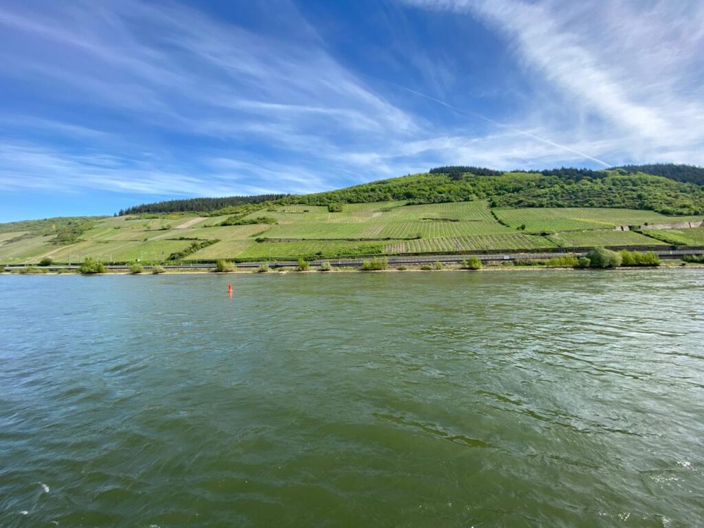 Paisagens que deslizam diante dos seus olhos enquanto você relaxa a bordo