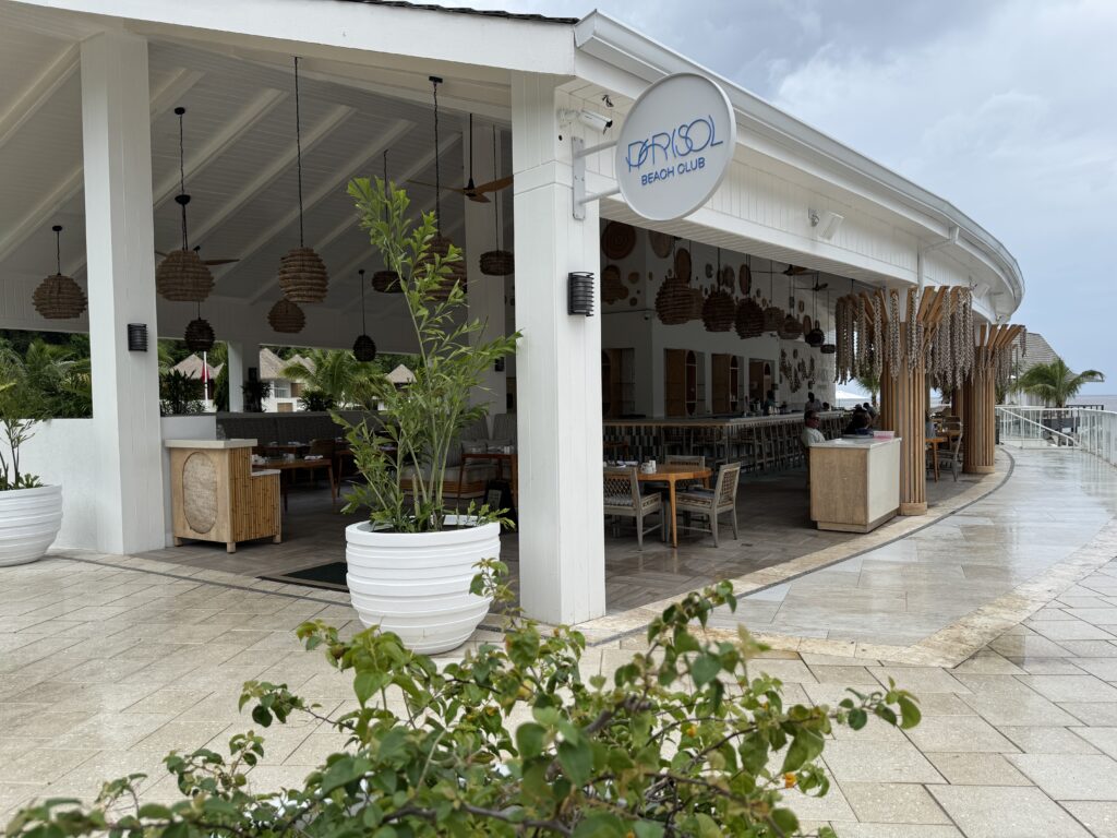 Parisol, o restaurante beach club em frente ao mar