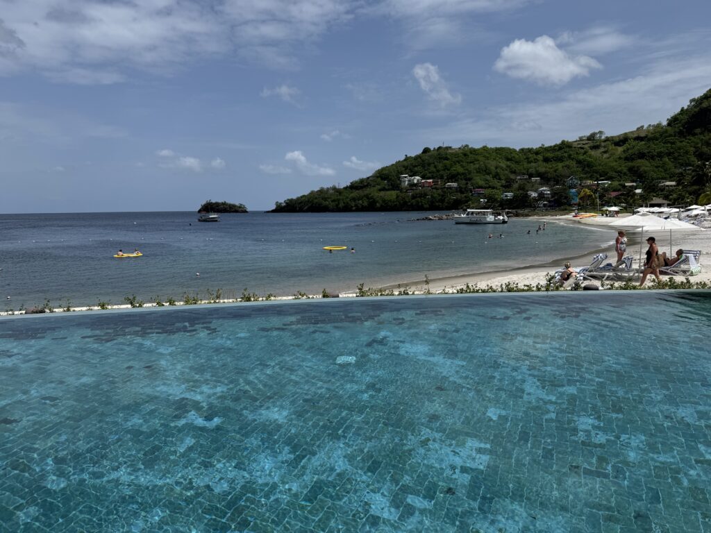Piscina de borda infinita com vista para o mar