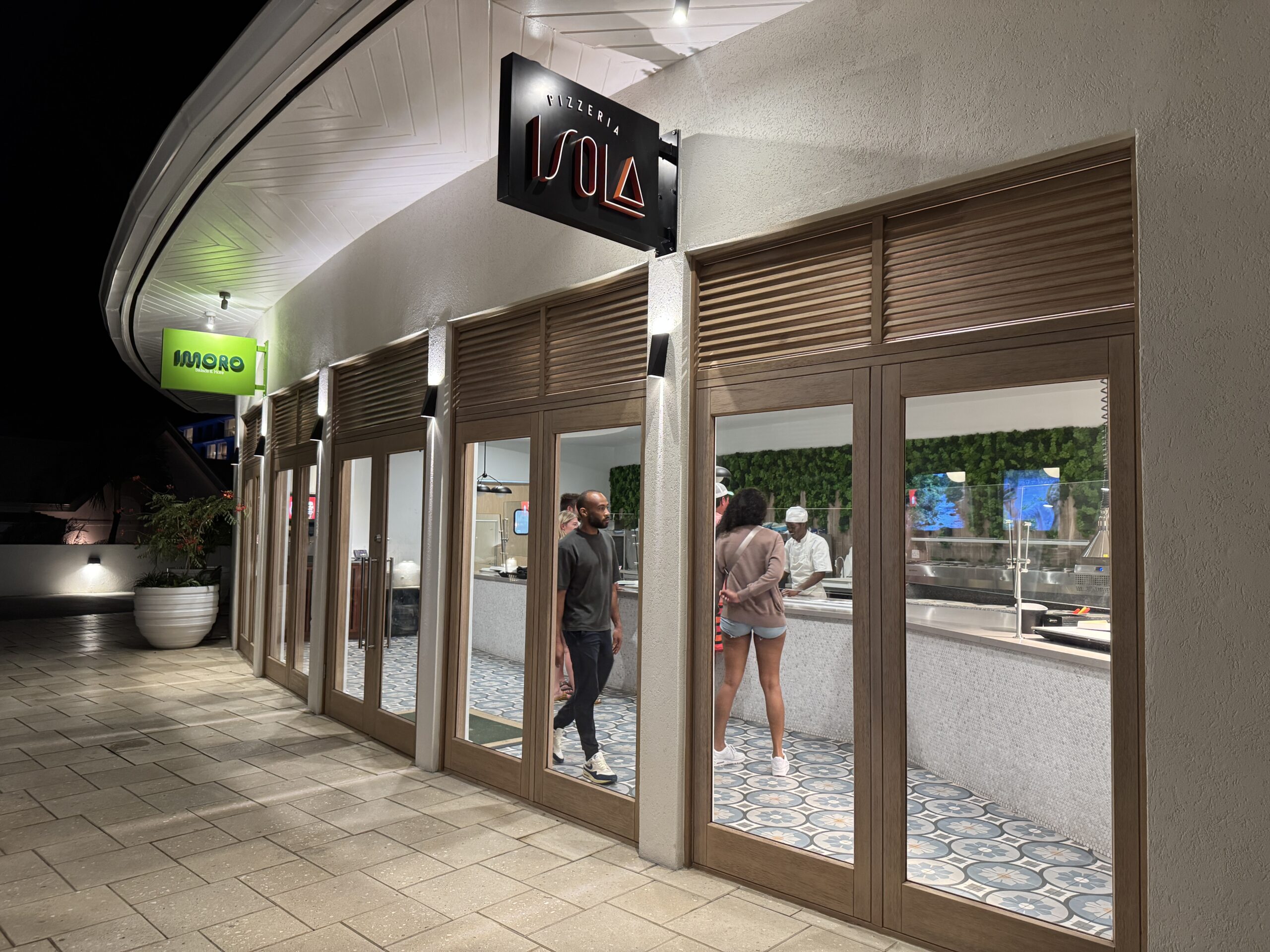 Pizzaria e saladeria estão presentes entre os restaurantes Pizzaria e saladeria estão presentes entre os restaurantes