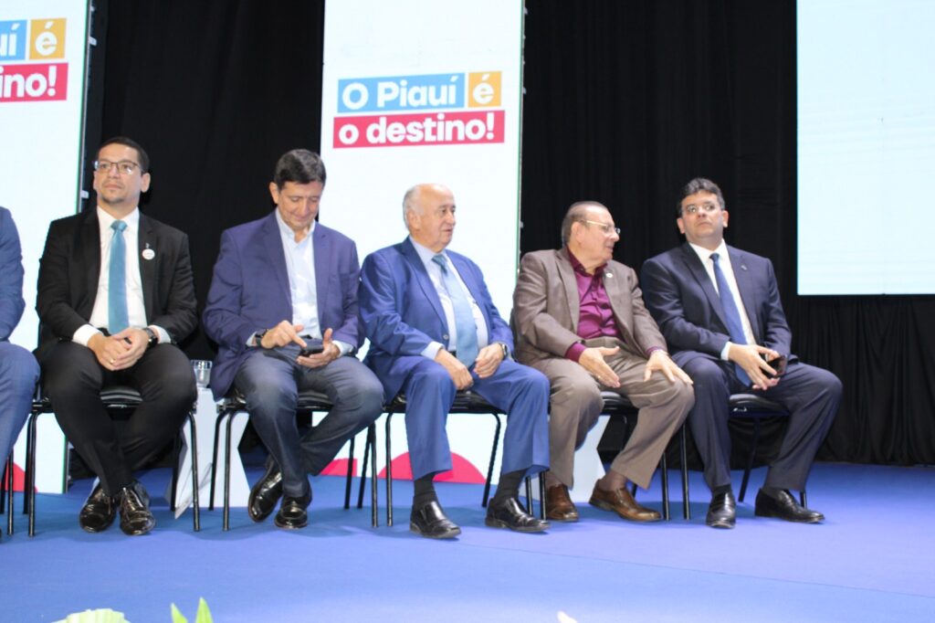 Autoridades prestigiando a abertura da Fetur