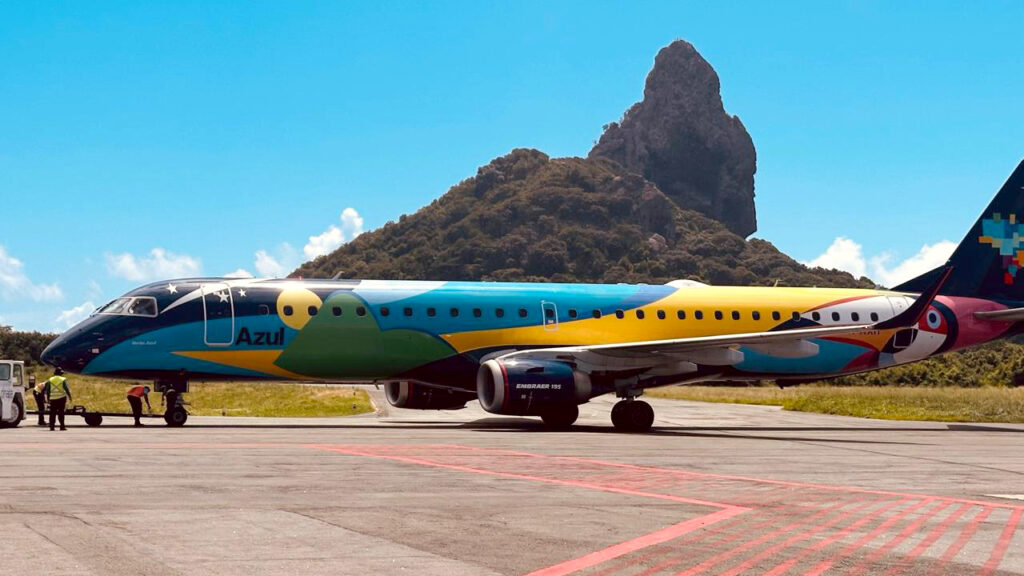 Primeiro Embraer E195 da Azul pousa em Fernando de Noronha 4 Azul retoma voos em Fernando de Noronha; primeiro Embraer pousou na ilha nesta quarta-feira (7)