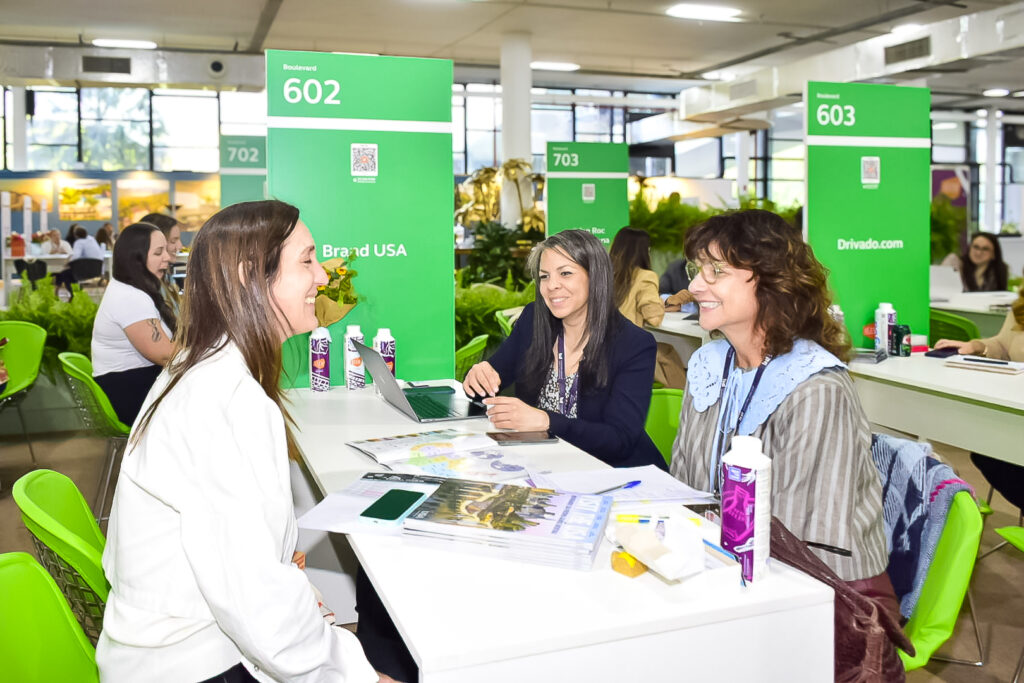 Representantes do Brand USA em atendimento na ILTM