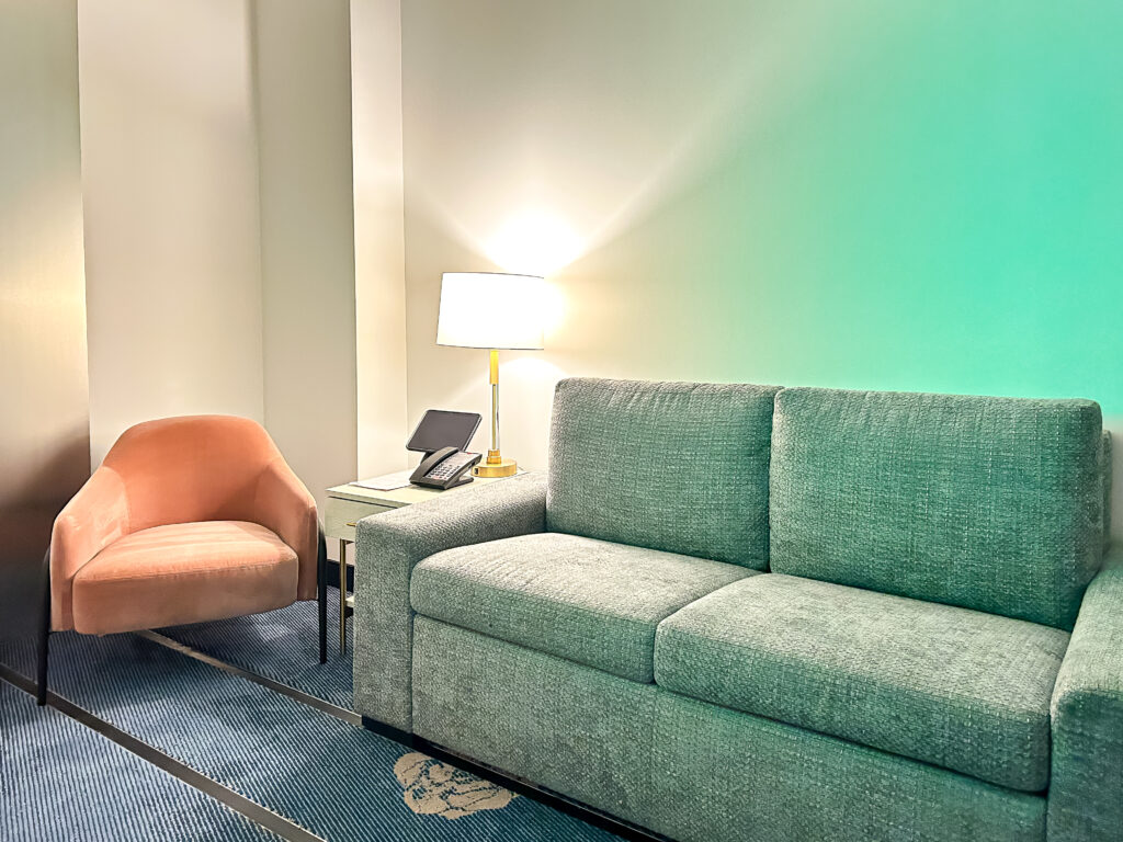 Sala de estar em frente ao quarto temático
