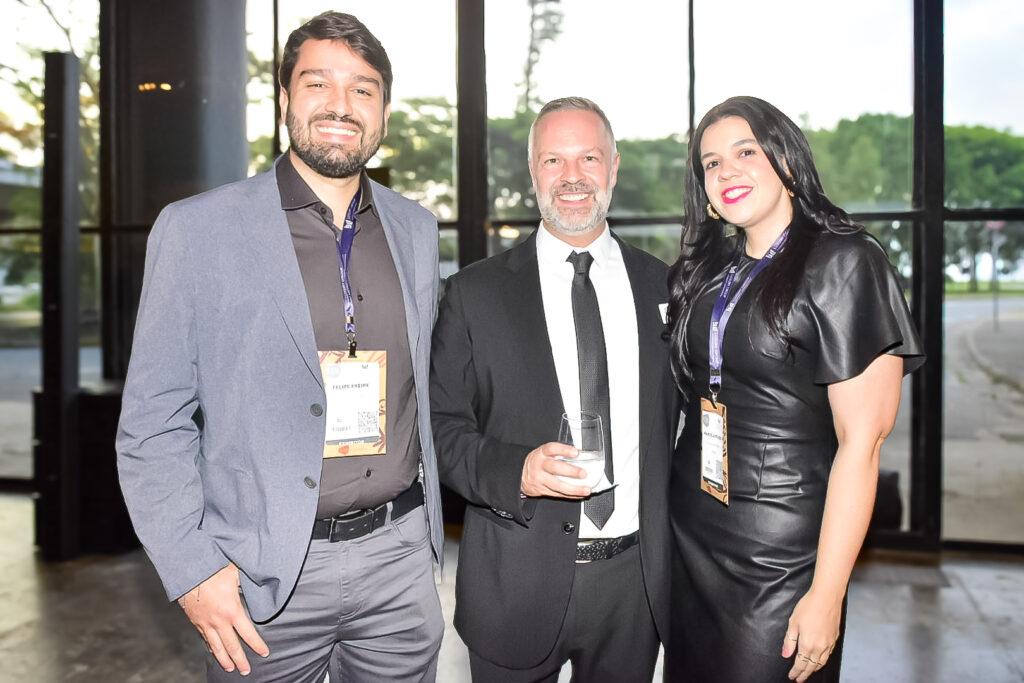 Simon Mayle, da ILTM com Felipe Freire e Marcela Piubel, da Terramundi Viagens