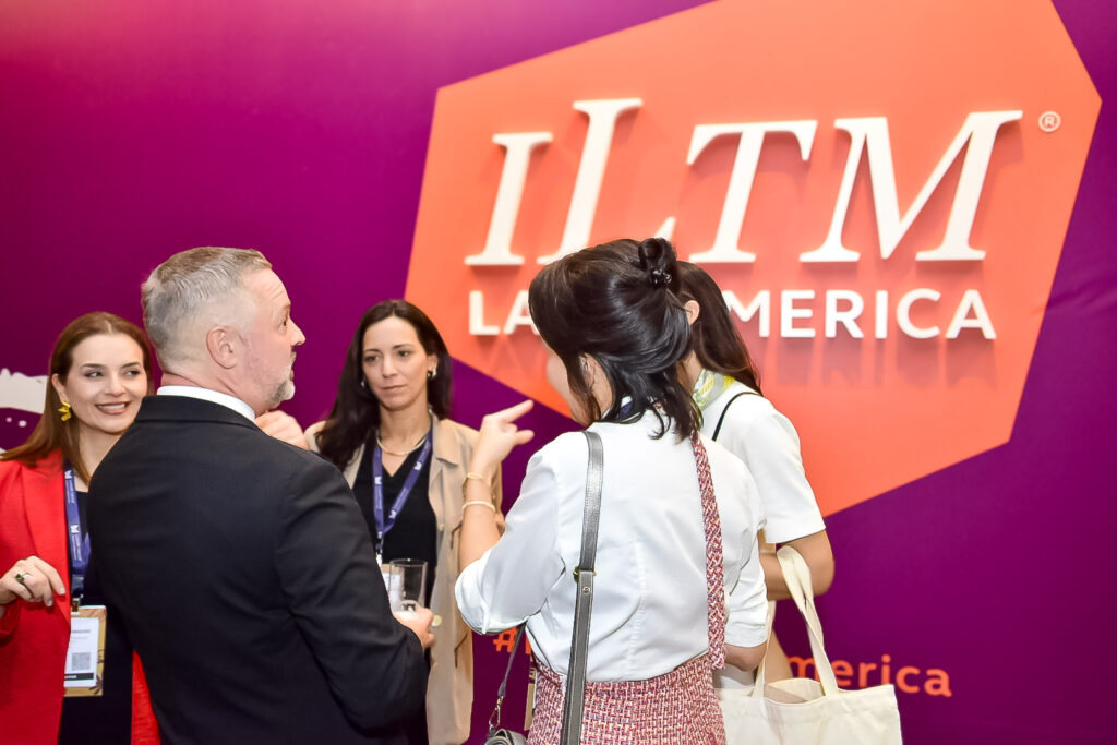 Simon Mayle, da ILTM em networking com convidados durante a festa