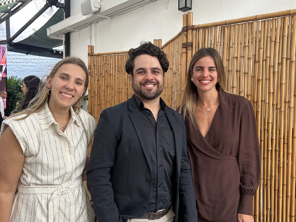 Simone Friche, da Magari Blu Travel; Marcus Motta, da Alheta Collection; e Stephanie Haybittle, da S Viagens