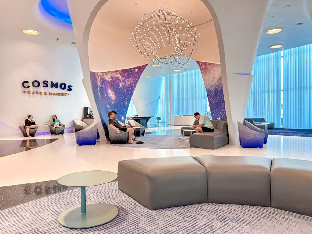 Também no lobby do Stella Nova há um café e uma área de estar para os hóspedes fazerem suas refeições ou interagirem