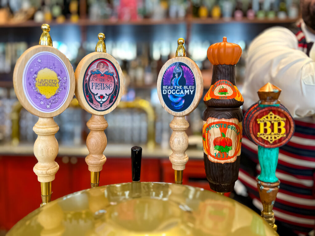 Tipos de cerveja disponíveis no parque The Wizarding World of Harry Potter – Ministry of Magic