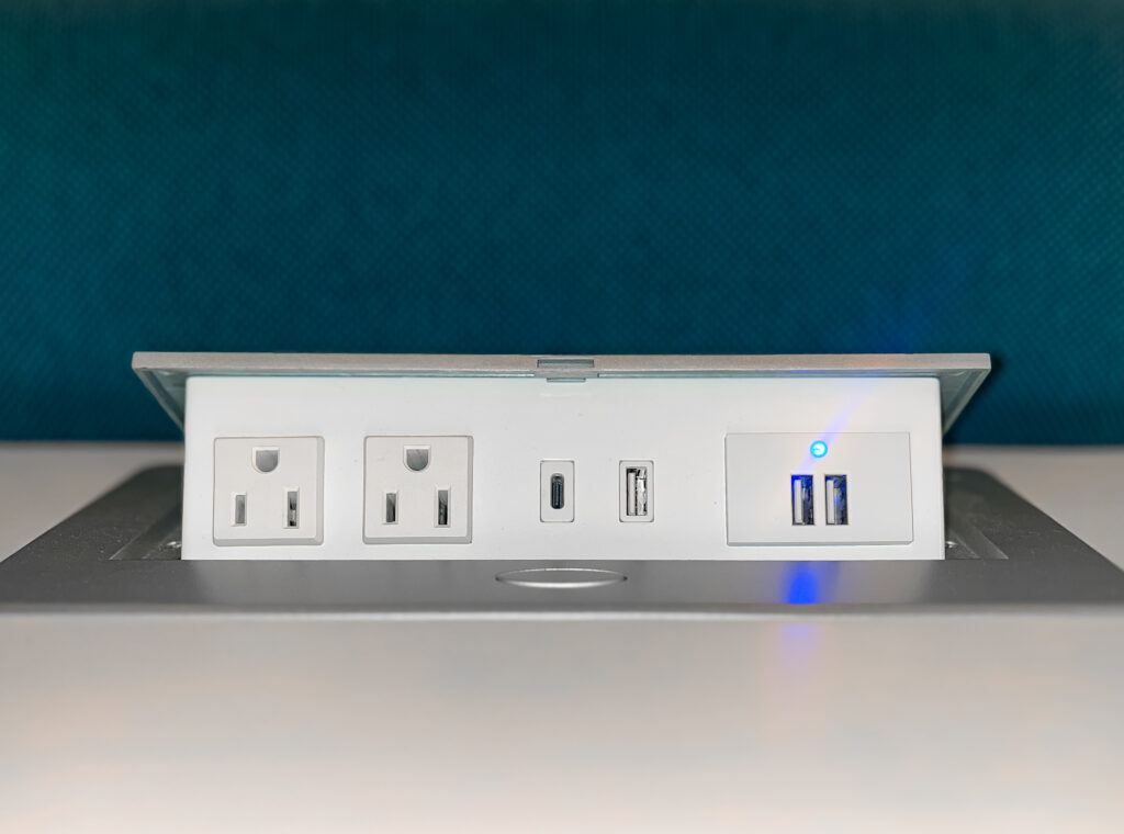 Tomadas USB dos tipos A e C estão disponíveis nos quartos