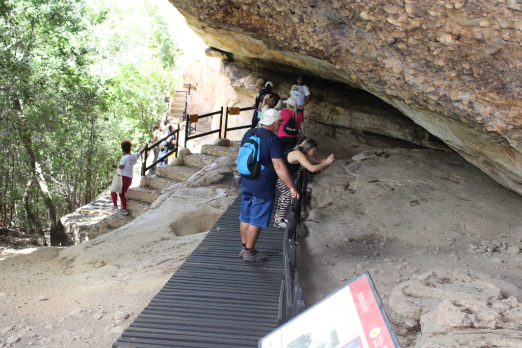 Turistas observam pinturas na Toca do Paraguaio