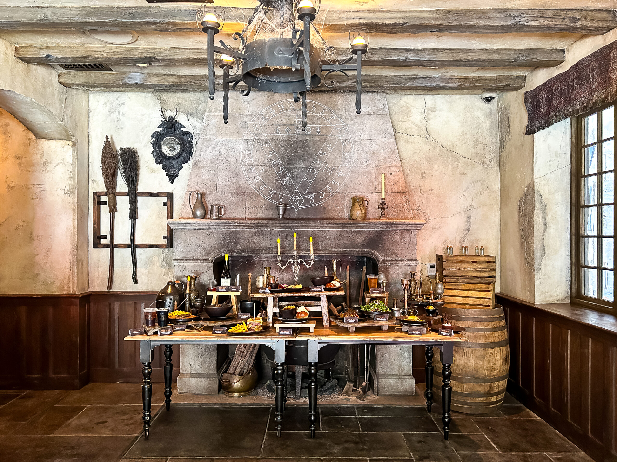Um banquete ilustra os tipos de pratos servidos na taverna