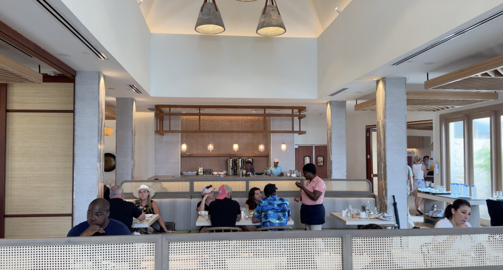 Um dos restaurantres do resort onde servem café da manhã