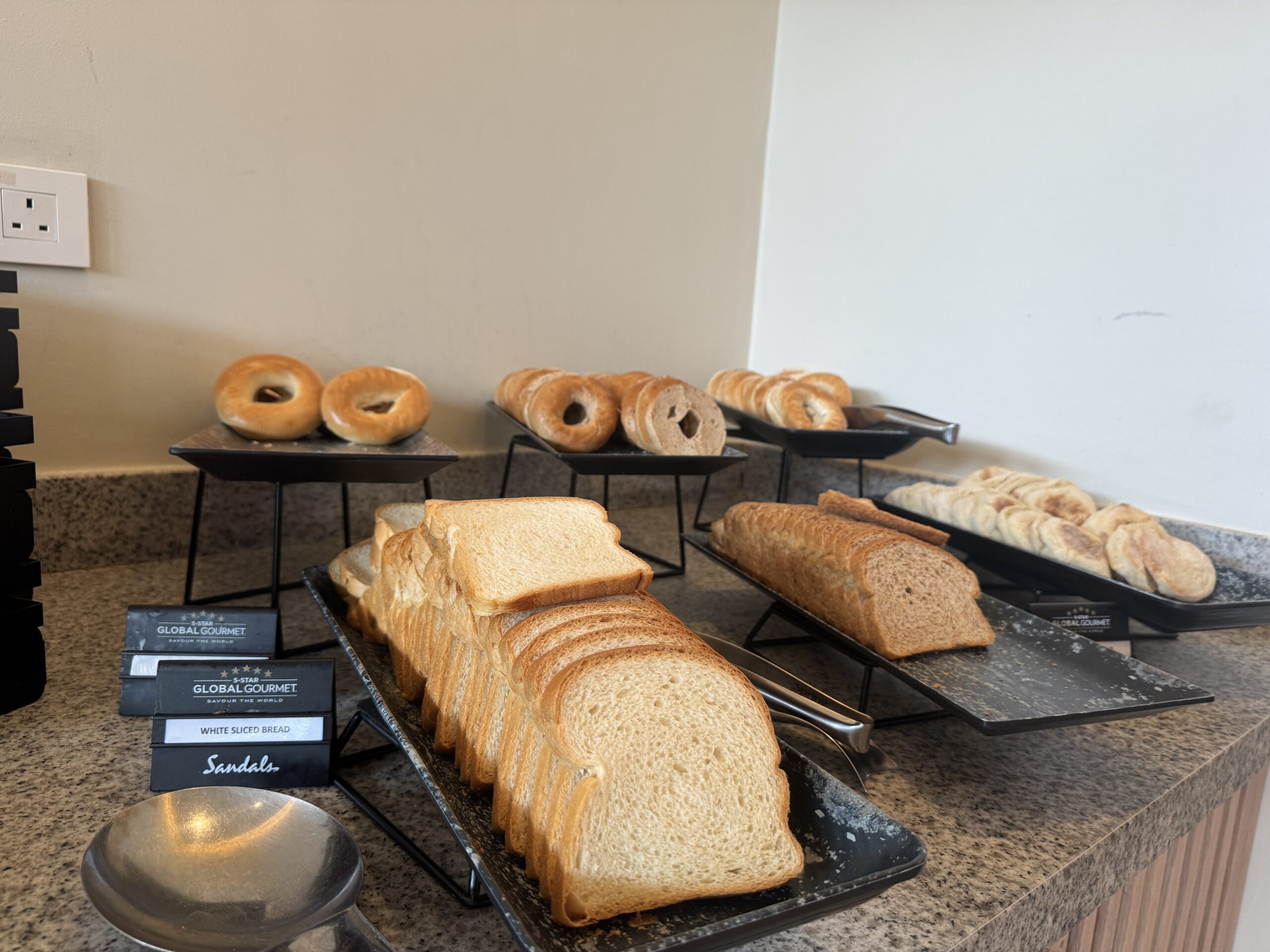 Vários tipos de pães disponíveis no café da manhã Vários tipos de pães disponíveis no café da manhã