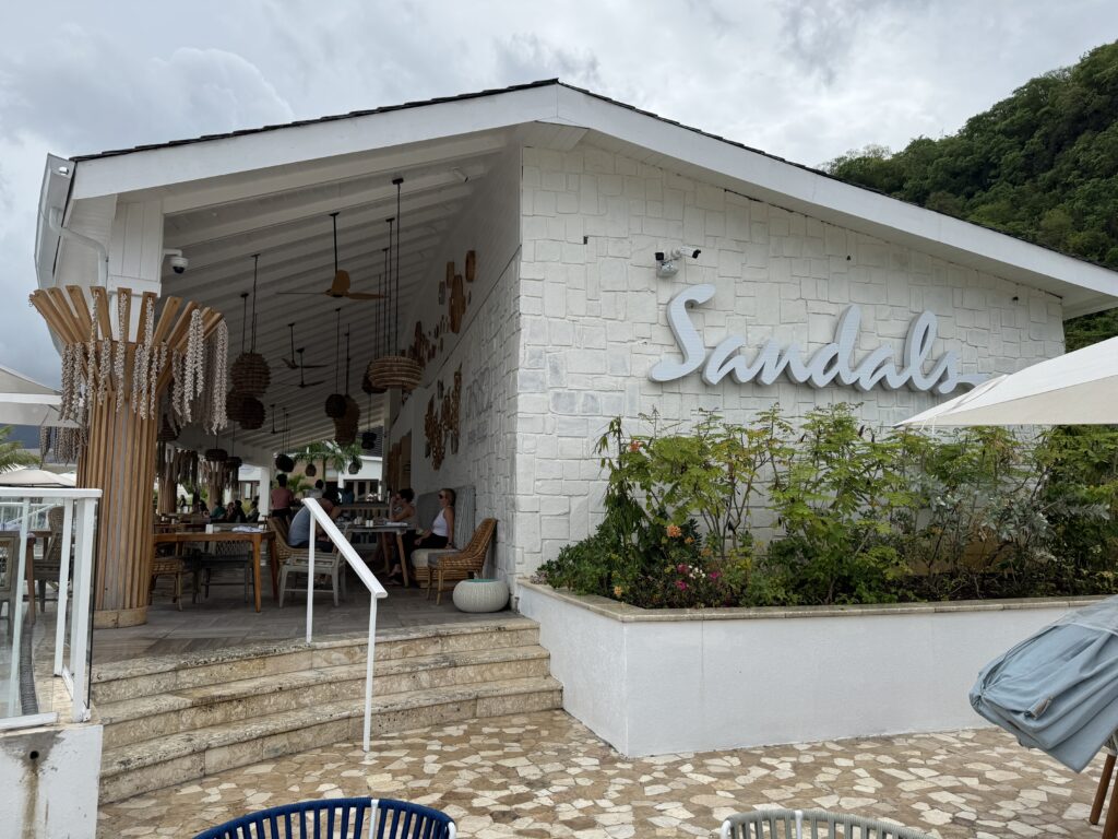 Vista da entrada do Parisol, o beach club em frente ao mar