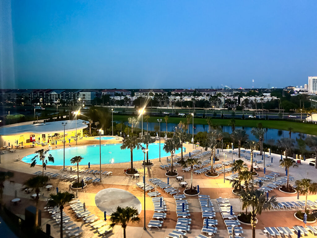 Vista do quarto para a piscina no amanhecer de Orlando