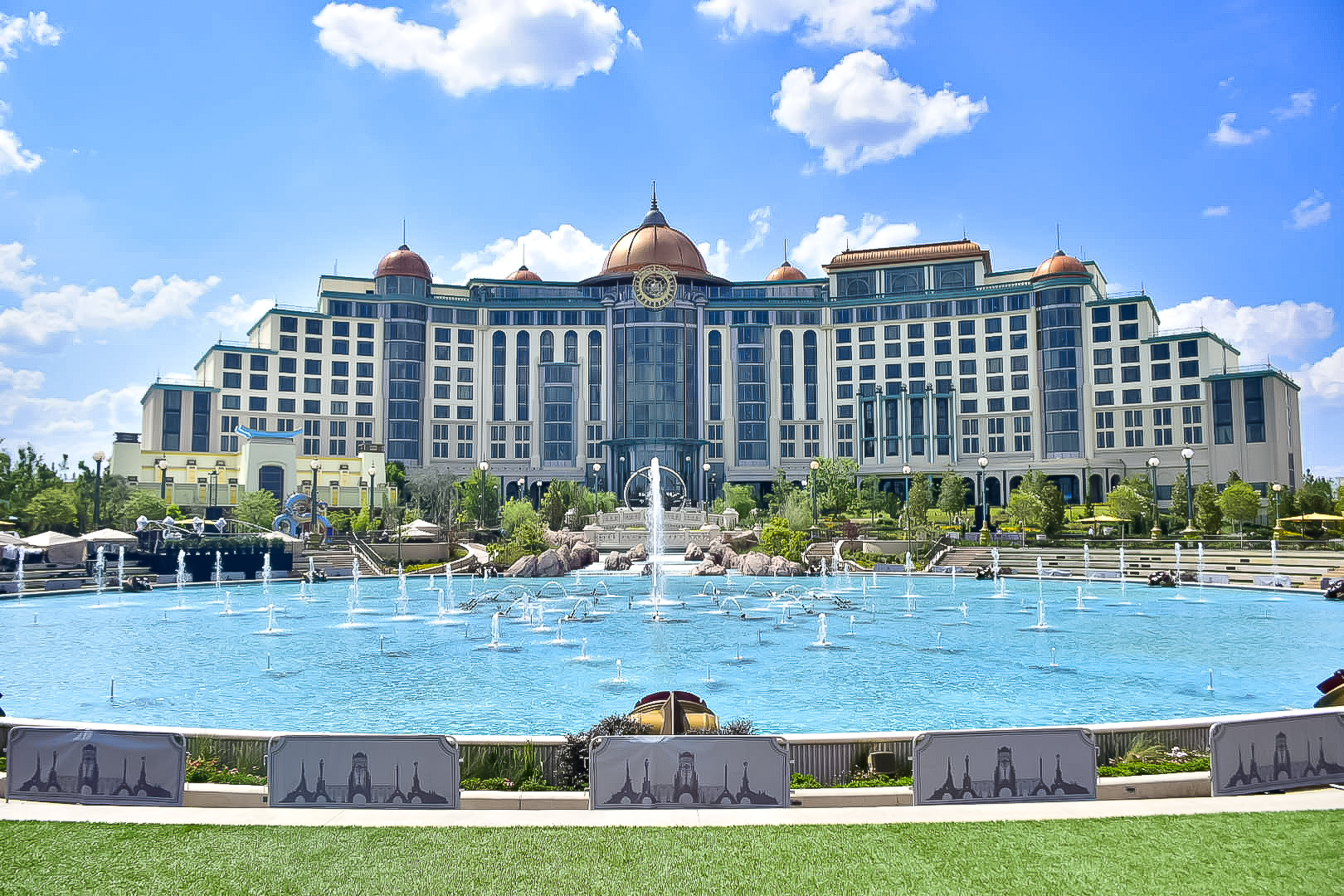 Vista para o Helios Grand Hotel 1 Está aberto! Epic Universe tem inauguração oficial e passa a receber grande público