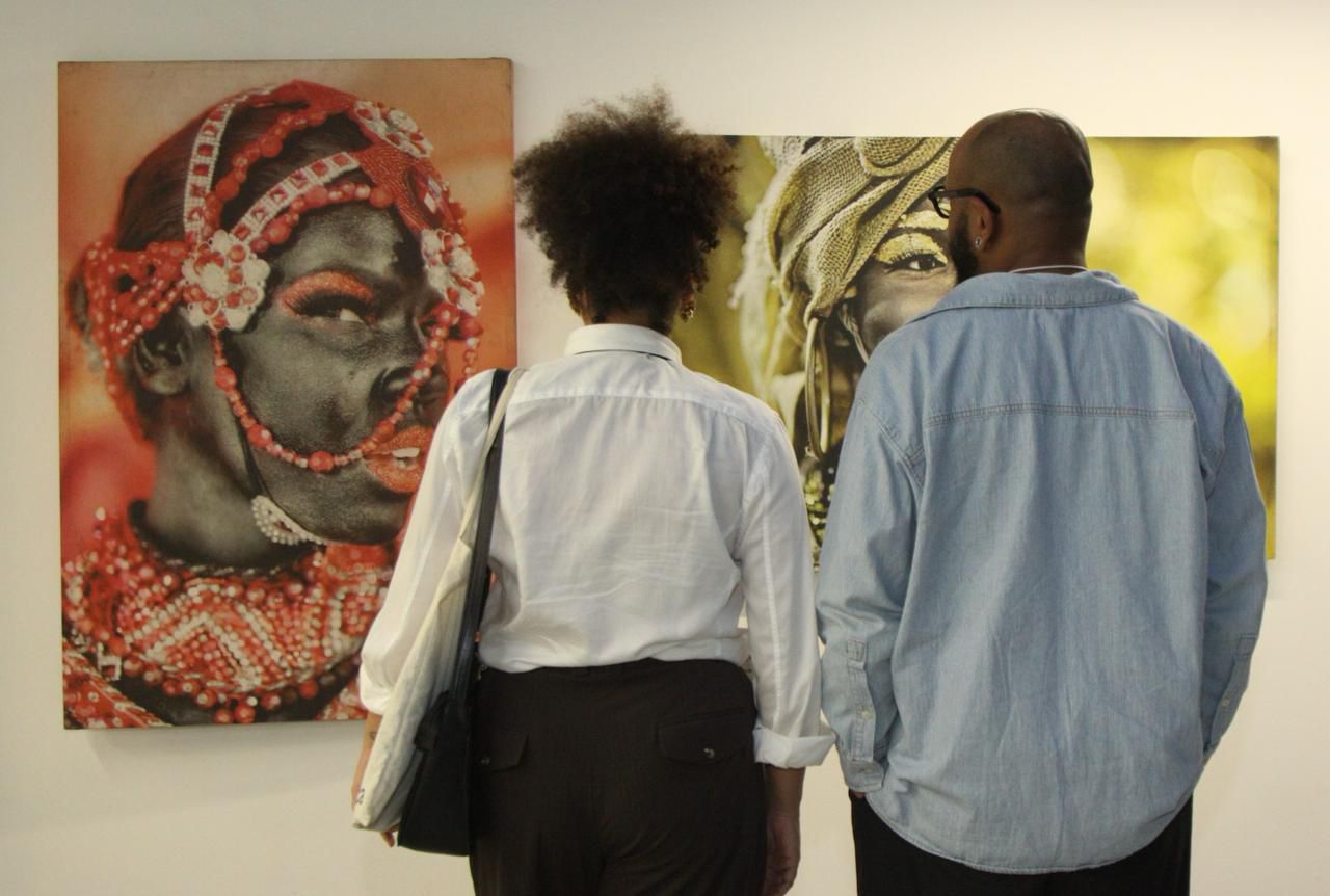 ‘O Silêncio da Sapucaí’: exposição revela o Carnaval que ninguém vê 1 WhatsApp Image 2025 05 08 at 11.37.27 1 ‘O Silêncio da Sapucaí’: exposição revela o Carnaval que ninguém vê