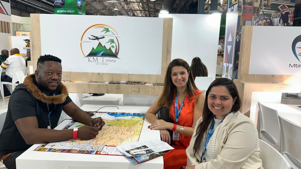Danieli De Souza Clemente, da Uneworld e Thais Medina, da BF, durante Speed Meeting