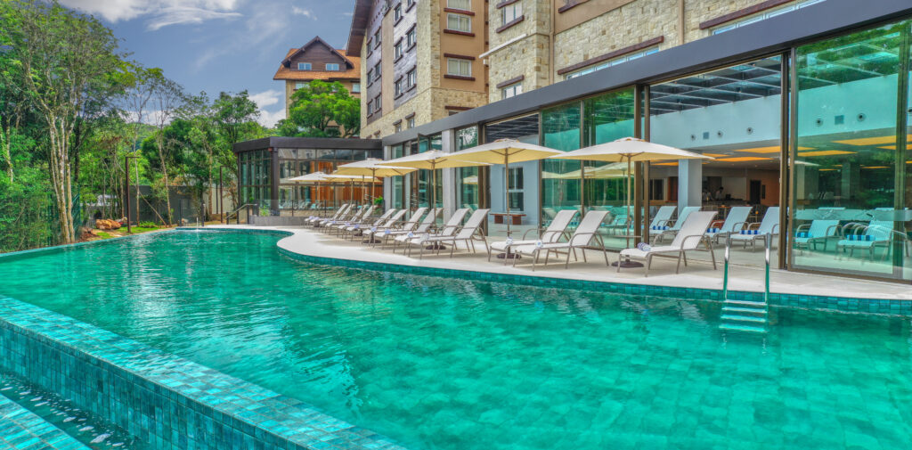 Wyndham Gramado Are 769a da piscina externa Wyndham Olímpia e Wyndham Gramado oferecem 25% de desconto em hospedagens até junho de 2026
