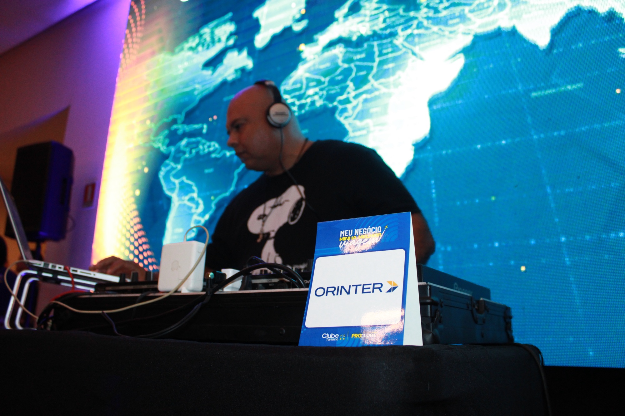 DJ embala a noite no coquetel promovido pela Orinter (Giulia Jardim/M&E)