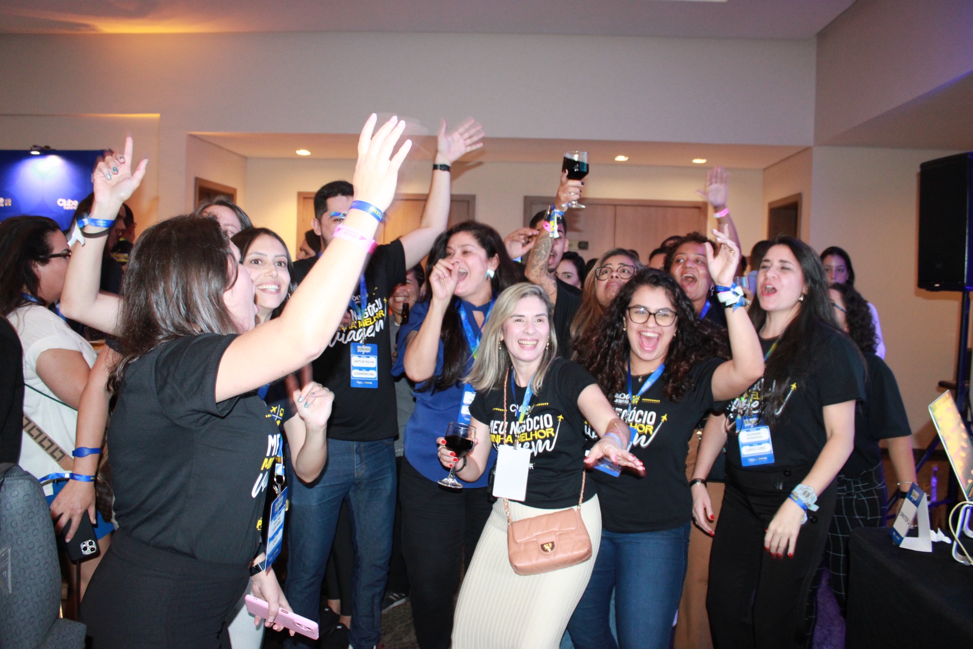 Agentes celebram o início do ProClube 2025 na pista de dança (Giulia Jardim/M&E)
