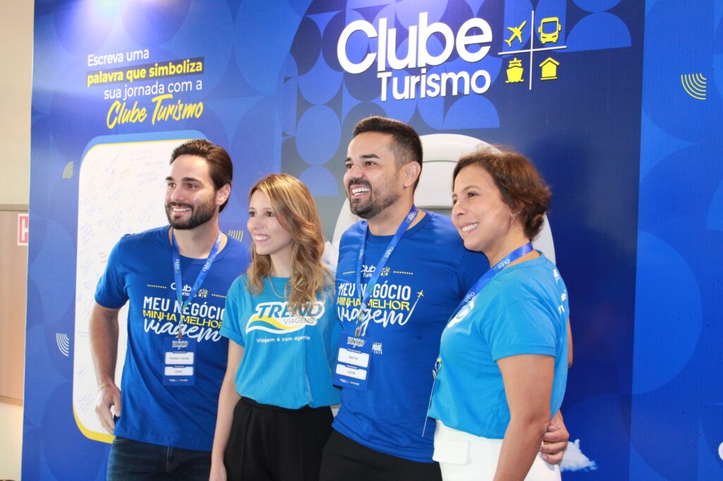 Pedro Vieira e Neto, da Clube Turismo, ao lado de Noah Brito e Cássia do Vale, da Trend (Giulia Jardim/M&E)
