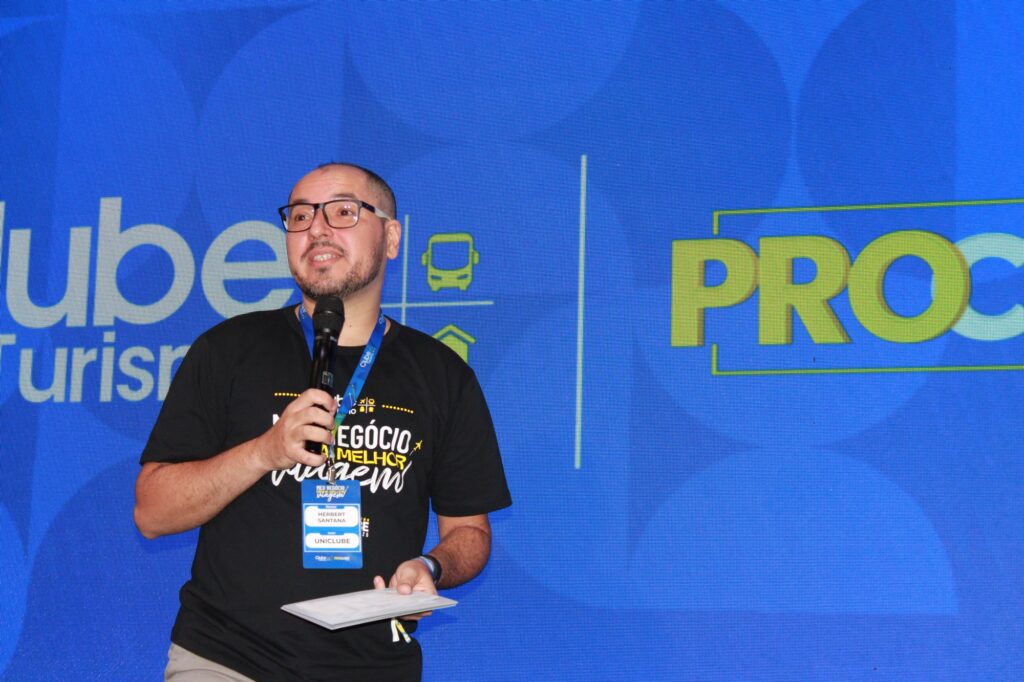Herbert Santana, da Clube Turismo, realiza abertura do segundo dia de ProClube 2025 (Giulia Jardim/M&E)